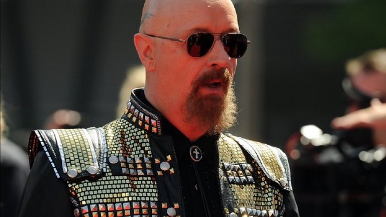 Роб Халфорд изглежда точно като на сцената, като фронтмен на Judas Priest: висок 1.82 м, облечен изцяло в черно, с боядисана в черно дълга козя брадичка, с обръсната, татуирана глава, и поглед, скрит зад авиаторски очила