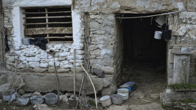 Типичен двор от Ненково - посудата говори достатъчно за тукашното битие.