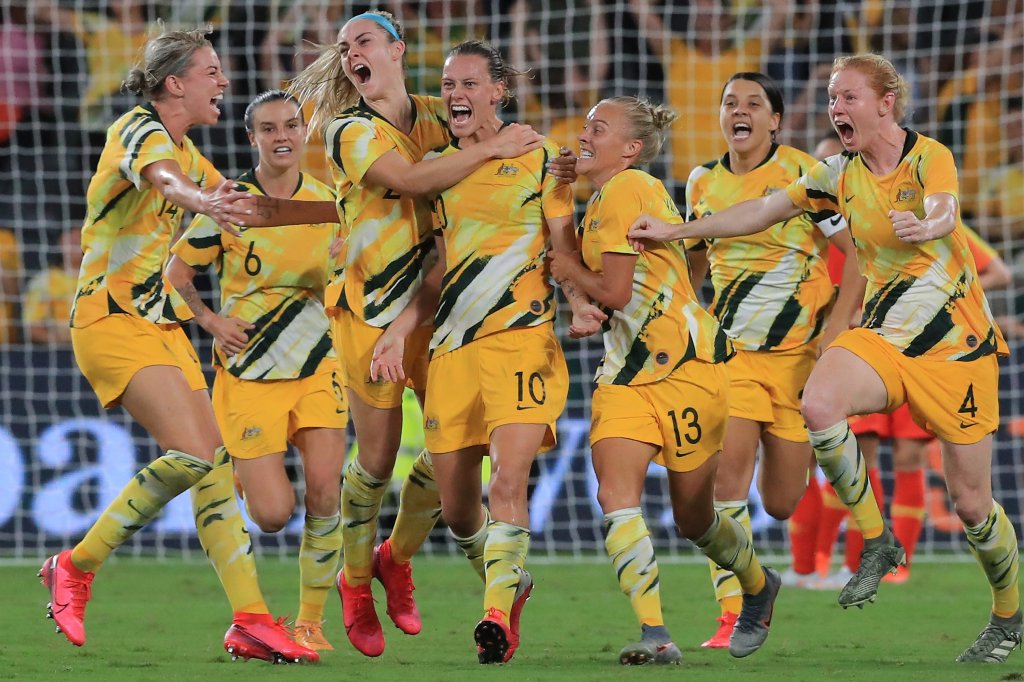 Женският отбор на Австралия се наслаждава на момент на заразителна колективна радост. Тимът тъкмо е отбелязал във вратата на Китай в олимпийска квалификация. 

Австралийските успяха да се класират за Токио 2020, но както всички знаем, Олимпиада тази година нямаше.
