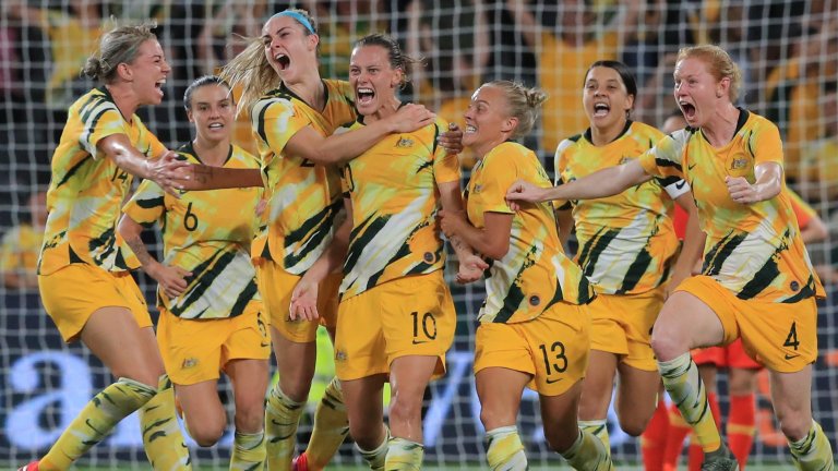 Женският отбор на Австралия се наслаждава на момент на заразителна колективна радост. Тимът тъкмо е отбелязал във вратата на Китай в олимпийска квалификация. 

Австралийските успяха да се класират за Токио 2020, но както всички знаем, Олимпиада тази година нямаше.