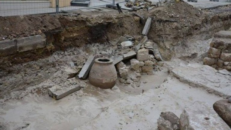 Античната делва от IV век, както и други археологически находки в разкопания център на Варна, бяха увредени от багер на ВиК при отстраняване на авария в края на март