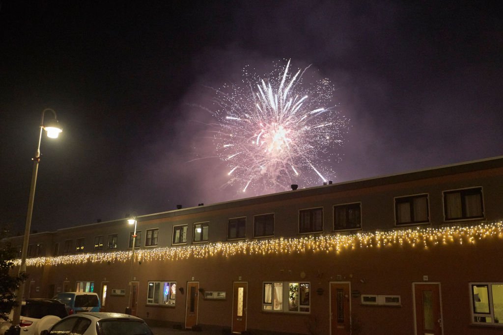 Хага 
Нидерландия посрещна Нова година под пълна карантина. Затова повечето жители в страната потърсиха начин за алтернативно и самостоятелно отбелязване на празника.