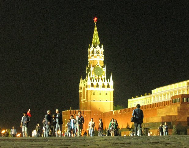 Всеки ексурозовод в Москва ще ви обясни подробно механизма, който се крие зад петолъчката на Кремъл. Всъщност, може и да не знаете, но звездата свети и денем