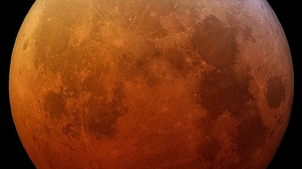 Total_lunar_eclipse_on_January_21,_2019_(45910439045)_(cropped)