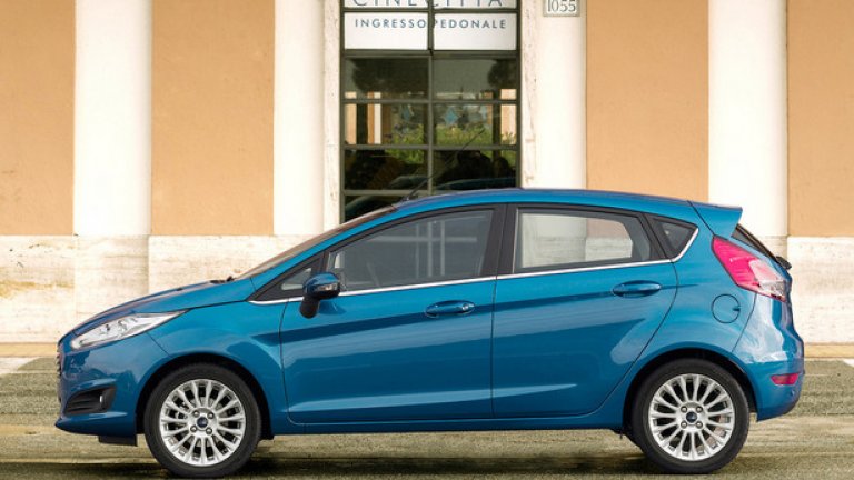 Експериментите с каросерия с 4 врати при Ford Fiesta започват при четвъртото поколение на модела. Седанът присъства и при петата и шестата генерации, но за малко пазари, най-големите от които са Индия и Бразилия.