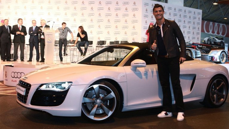 Audi R8 Spyder
Откакто е в Реал Мадрид CR7 получава редовно подаръци от спонсора на тима Audi, които раздават автомобили на играчите. Най-скъпият от тях е моделът R8 Spyder с над 200 000 долара базова цена, но португалецът е получавал също Q7, RS6, R8 Coupe и S6, чиято обща стойност надхвърля 450 000 долара.
