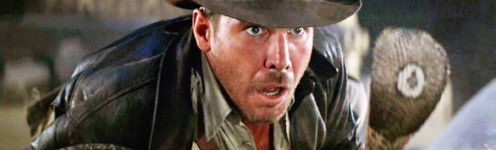 1. "Похитителите на изчезналия кивот" (Raiders of the Lost Ark, 1981)
Някои хора спорят коя е по-готината роля на Форд – дали тази на Хан Соло или тази на Индиана Джоунс. Ако се вземе предвид обаче, че в "Междузвездни войни" Соло е просто един от страхотните персонажи, докато в "Индиана Джоунс" – той е основният и главен герой, няма как да не отдадем заслуженото на Инди.
А и е факт – филмът нямаше да е същият без него. "Похитителите на изчезналия кивот“ е невероятно приключение, накарало милиони хора по света да мечтаят за обиколки на света, за търсене на изчезнали артефакти, за смъртоносни опасности. В ролята на Инди Харисън Форд успява да изпълни екрана с неустоим чар, невинност и приключенски дух. И все пак той не е типичния супергерой – д-р Джоунс има своите слабости, страхува се от змии и често го хапят разни гадини. И все пак късмета е с него. За това го обичаме толкова.