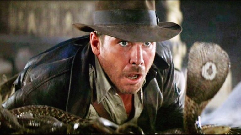 1. "Похитителите на изчезналия кивот" (Raiders of the Lost Ark, 1981)
Някои хора спорят коя е по-готината роля на Форд – дали тази на Хан Соло или тази на Индиана Джоунс. Ако се вземе предвид обаче, че в "Междузвездни войни" Соло е просто един от страхотните персонажи, докато в "Индиана Джоунс" – той е основният и главен герой, няма как да не отдадем заслуженото на Инди. 
А и е факт – филмът нямаше да е същият без него. "Похитителите на изчезналия кивот“ е невероятно приключение, накарало милиони хора по света да мечтаят за обиколки на света, за търсене на изчезнали артефакти, за смъртоносни опасности. В ролята на Инди Харисън Форд успява да изпълни екрана с неустоим чар, невинност и приключенски дух. И все пак той не е типичния супергерой – д-р Джоунс има своите слабости, страхува се от змии и често го хапят разни гадини. И все пак късмета е с него. За това го обичаме толкова.