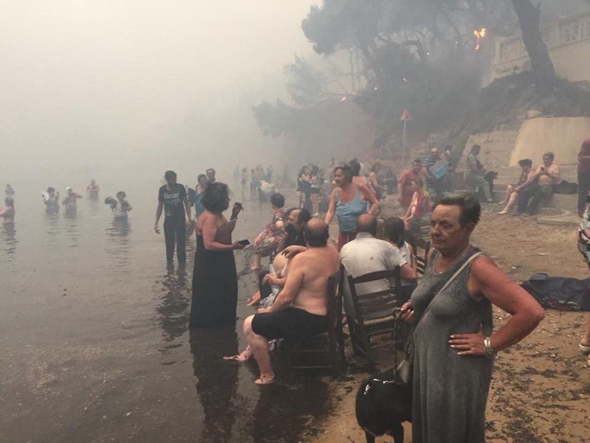 Туристи търсят спасени от дима и огъня на крайбрежната ивица. Снимки: Kalogerikos Nikos / Twitter