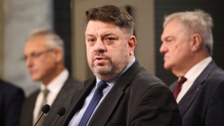 Причината - социалните придобивки, които партията защитавала, остават в новата версия на бюджета