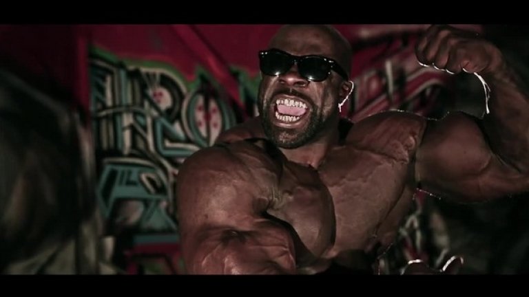 Той е единственият огромен билдър, който може да помпа гърди на лежанката с чудовищните 90-килограмови дъмбели във всяка ръка.