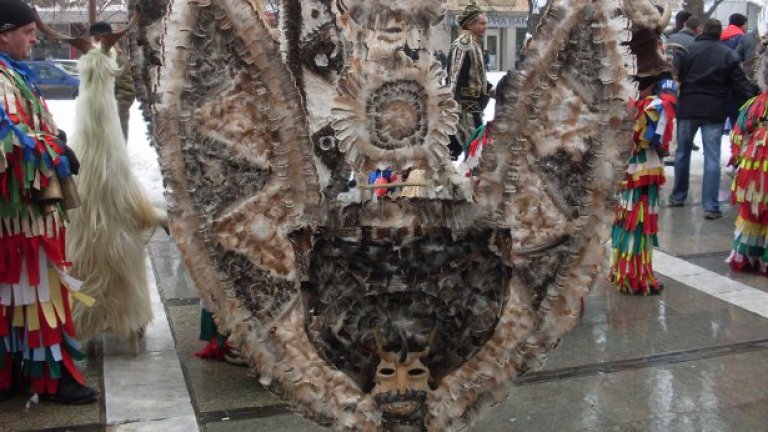 Маски, вино и кебапчета