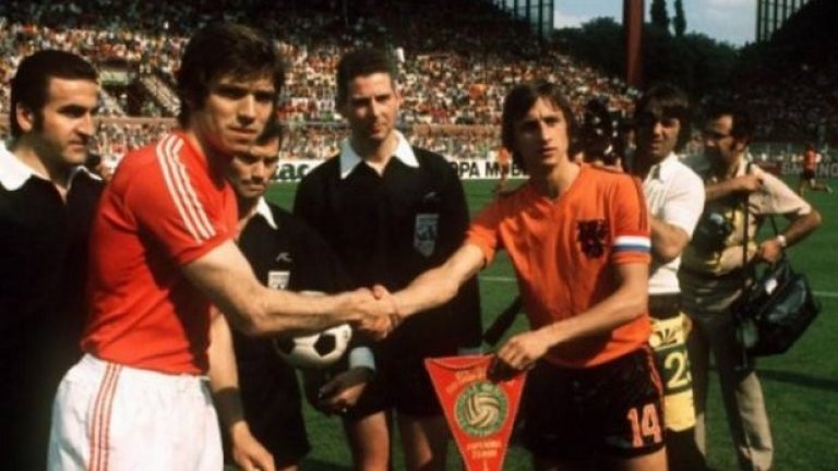 Христо Бонев в ЦСКА
Навремето големите футболисти рядко изпъкваха извън ЦСКА и Левски. Но играта на Христо Бонев от Локомотив (Пд) събираше внушителна публика. Само живелият в онези блажени години на соца може да свидетелства какъв огромен успех имаха головете му срещу ЦСКА, Левски и Ботев, както и онези за националния отбор на България. 
Когато на Бонев му идва време да ходи в казарма, съвсем естествено го взимат в ЦСКА. Изиграва шест мача с червения екип през есента на 1967 г., и прави страхотен тандем с Димитър Якимов. Вкарва пет гола, от които три във вратата на Ботев (Враца). Записва участие и във вечното дерби, като при равенството 1:1 насмалко да вкара победен гол за армейците, за да го „запомнят с добро“. В крайна сметка след застъпничеството на пловдивските големци от партийния комитет се прибира в Локомотив (Пд). През 1971 г. е на крачка от преминаване в Левски под давление на вътрешния министър Ангел Солаков, но смъртта на Гунди и Котков и последвалото отстраняване на Солаков от власт блокират трансфера.