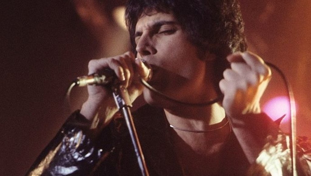 Freddie_Mercury_performing_in_New_Haven,_CT,_November_1977