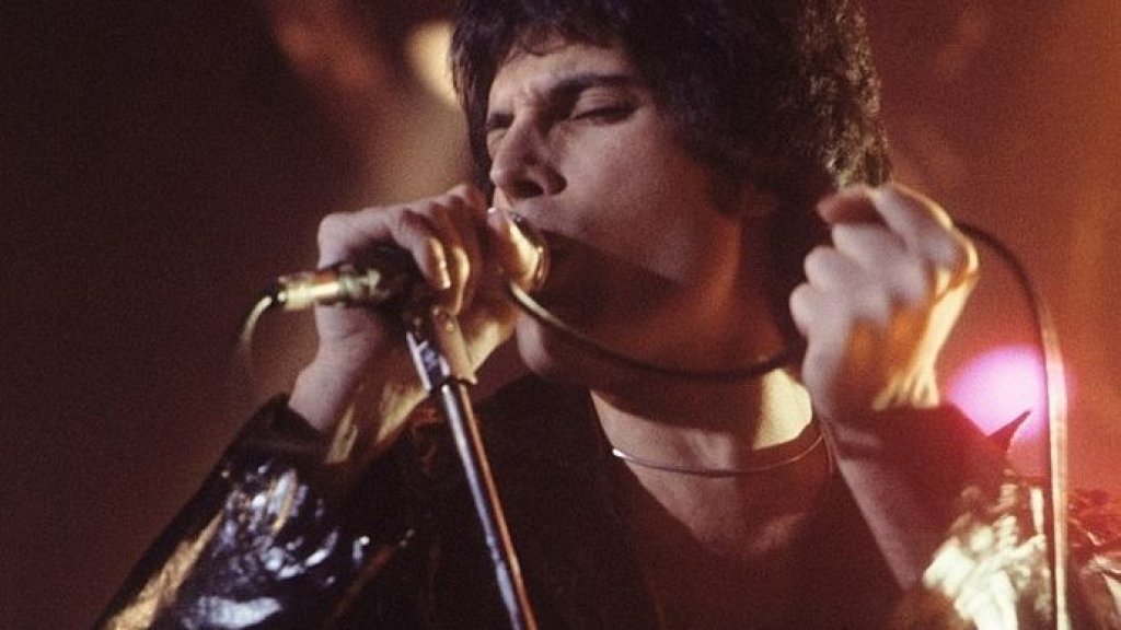 Freddie_Mercury_performing_in_New_Haven,_CT,_November_1977