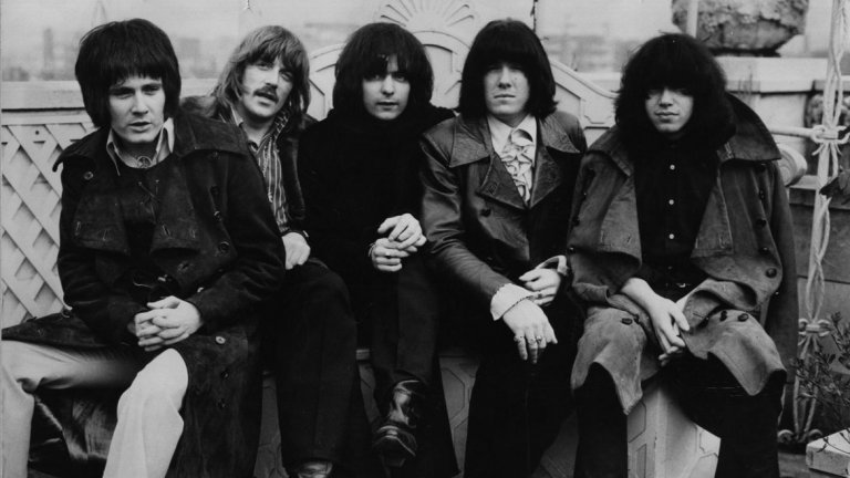 Deep Purple - Soldier Of Fortune
Да си дойдем на думата. Не можем да говорим за рок балади, без да споменем това велико парче. Тъжна до такава степен, че може да ти среже сърцето, и толкова нежна, че без да усетиш вече си поканил някого на танц. И наистина, трудно е тази песен да бъде описана с думи. Такава емоция се слуша и се усеща.