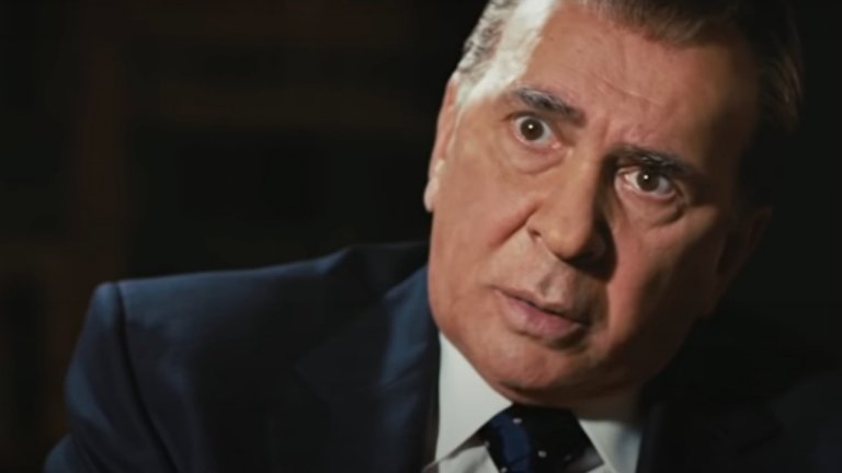 Франк Лангела във "Фрост/Никсън" (2008 г.)
Лангела тук играе истински президент - Ричард Никсън, и го прави по начин, който му носи номинация за "Оскар". Филмът разказва историята на интервютата на журналиста Дейвид Фрост (Майкъл Шийн) с Никсън през 1977 г. - няколко години след като скандалът "Уотъргейт" е съсипал кариерата и репутацията му.
Мнозина са на мнение, че Лангела се потапя по грандиозен начин в ролята на Никсън. Това е нормално с оглед че вече е играл президента многократно в едноименната пиеса, върху която е базиран филма, а изпълнението му на сцена му носи и две награди "Тони".