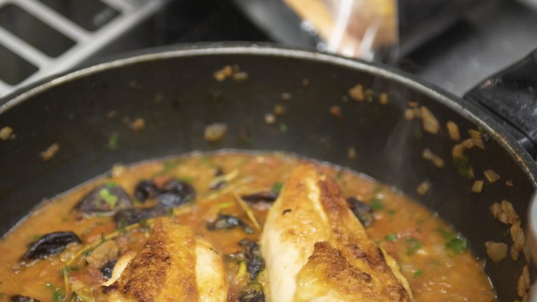 6. Chefs Tip: Ако искате да е още по-интересно, преди да сервирате може да добавите съвсем малко балсамов оцет и малко ликьор от зелени орехчета или друг сладък ликьор.