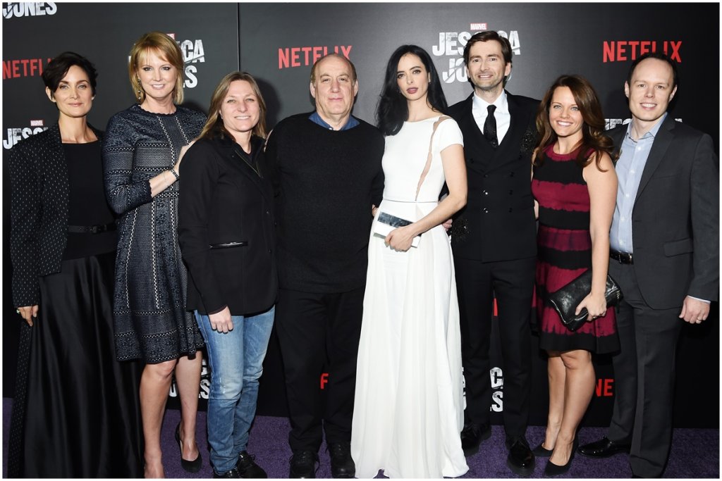Екипът на сериала на премиерата на шоуто. За разлика от повечето канали и платформи, Netflix винаги пускат целия сезон на продукциите си в един ден.