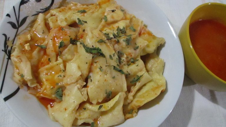 ... Лукът се нарязва и се изпържва леко заедно с червения пипер и брашното в олио, добавят се доматеното пюре и малко вода. Оставя се да поври, соли се на вкус. 
Сместа трябва да е достатъчно, за да се пуснат и сварят тачките, а може да ги направите и на два пъти, иначе ще се наложи да е доста рядко. 
Пускат се внимателно в добре врящата течност. Готови са след около 10-15 минути, когато са по-бухнали и плуват на повърхността. Поднасят се с копър, но може и с друга зелена подправка на вкус. 
Идея: може да сварите до гъстота доматения сос и да поднесете отделно от тачките.