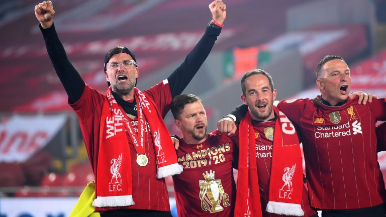 Щастливият Юрген Клоп, който направи от Ливърпул европейски и световен шампион, а сега триумфира и с титлата в Англия