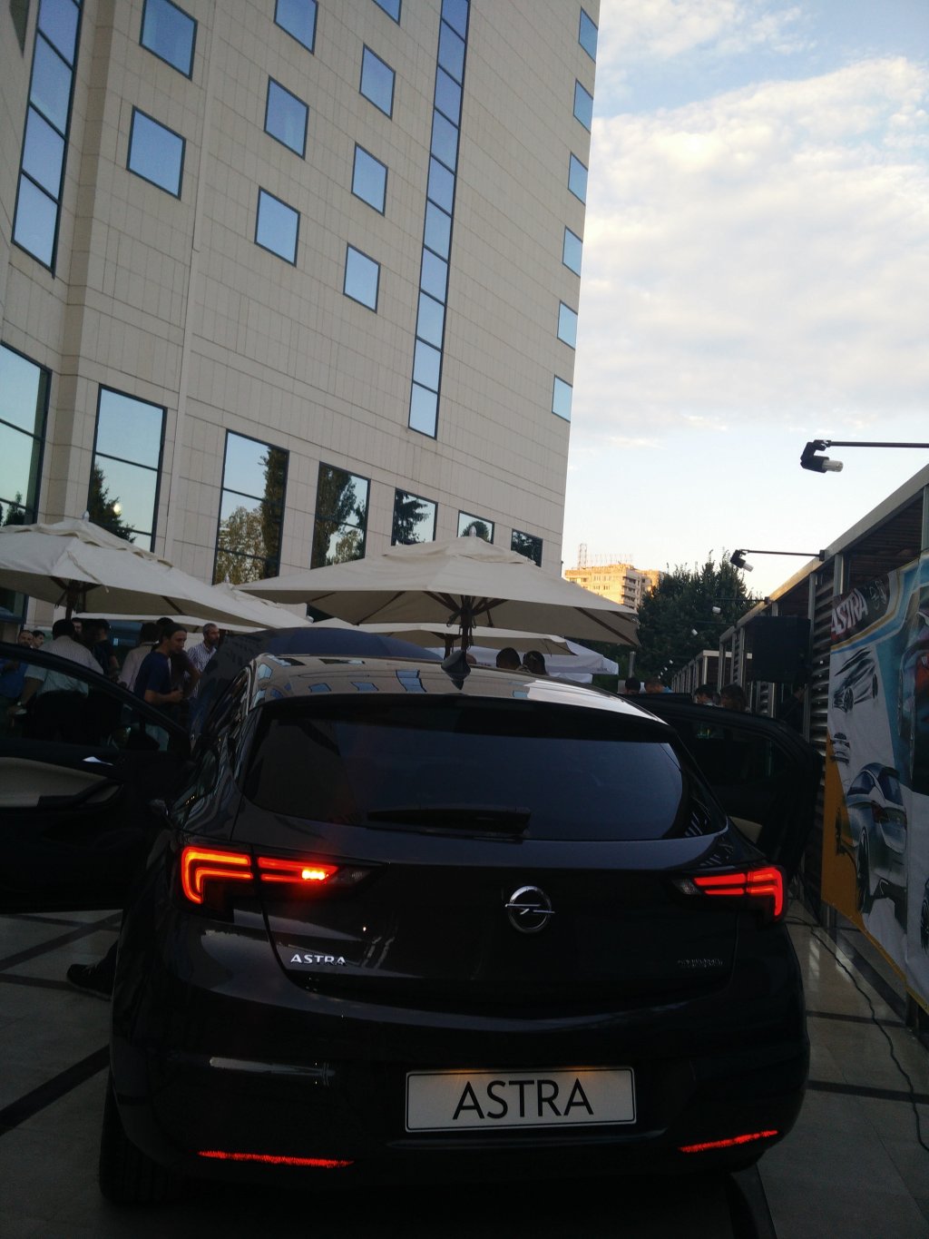 Новата Astra се отличава с подчертано красива задница