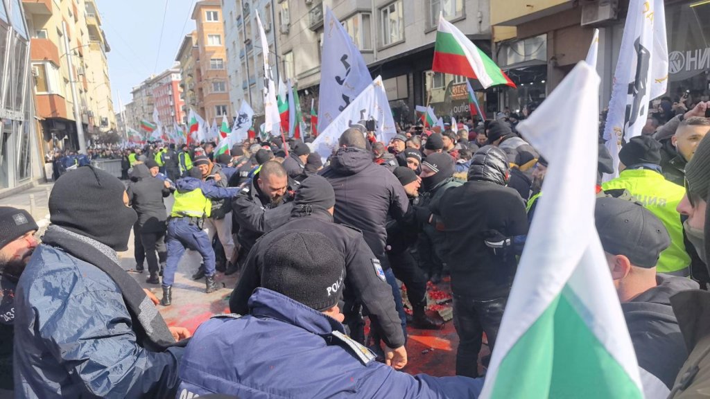 Палежи, арести и ранени полицаи на протест на "Възраждане" срещу еврото (снимки и видео)