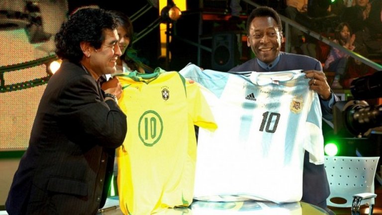 5 години след церемонията в Рим, Пеле и Марадона си размениха фланелки на националните отбори на Бразилия и Аржентина.