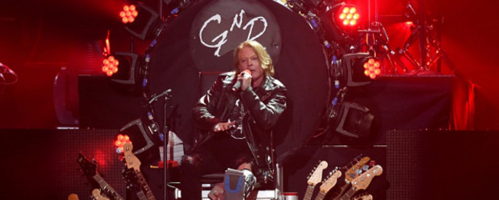 На първите концерти след обединението на Guns N' Roses Аксел беше със счупен крак и пееше на трона, направен преди време за Дейв Грол от Foo Fighters. Дали защото не хабеше енергия да тича насам-натам по сцената, Роуз звучеше страхотно на тези концерти 