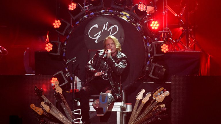 На първите концерти след обединението на Guns N' Roses Аксел беше със счупен крак и пееше на трона, направен преди време за Дейв Грол от Foo Fighters. Дали защото не хабеше енергия да тича насам-натам по сцената, Роуз звучеше страхотно на тези концерти 