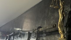 Мотивите за отстранението са връзки с издирвания Петър Петров - Еврото
