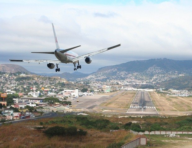 1. Летище Тонконтин, Хондурас

Въпреки че някои от най-големите самолети в света като Боинг 757 постоянно излитат и кацат на това летище, History Chanel в един от документалните си филми определя това летище като второто най-опасно в света.

Причината - планинския терен, в който се намира, поради който се налага специфично захождане за кацане. Не рядко се случва поради тази причина да има инциденти
