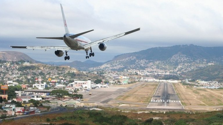1. Летище Тонконтин, Хондурас

Въпреки че някои от най-големите самолети в света като Боинг 757 постоянно излитат и кацат на това летище, History Chanel в един от документалните си филми определя това летище като второто най-опасно в света.

Причината - планинския терен, в който се намира, поради който се налага специфично захождане за кацане. Не рядко се случва поради тази причина да има инциденти