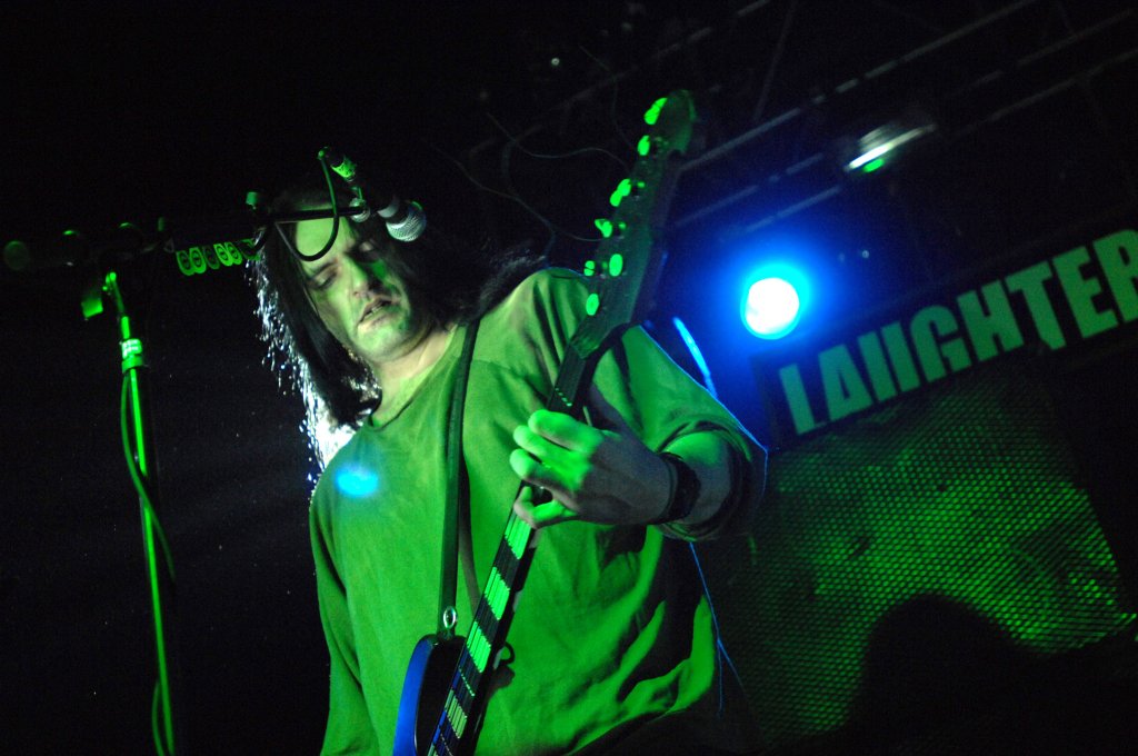 Питър Стийл (Type O Negative)
Питър Стийл може да е по-известен със своя исполински ръст, суров сексуален магнетизъм и дълбок хипнотичен глас, но за покойния фронтмен на Type O Negative също трябва да се отбележи, че беше майстор на баса. Именно басът придава завършеност на мрачните мелодии в песните на групата, придавайки им повече дълбочина и плътност.