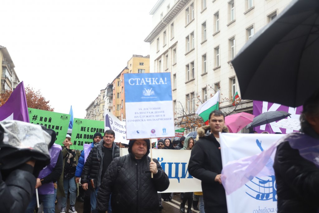 Протестиращи опитаха да влязат в Министерски съвет