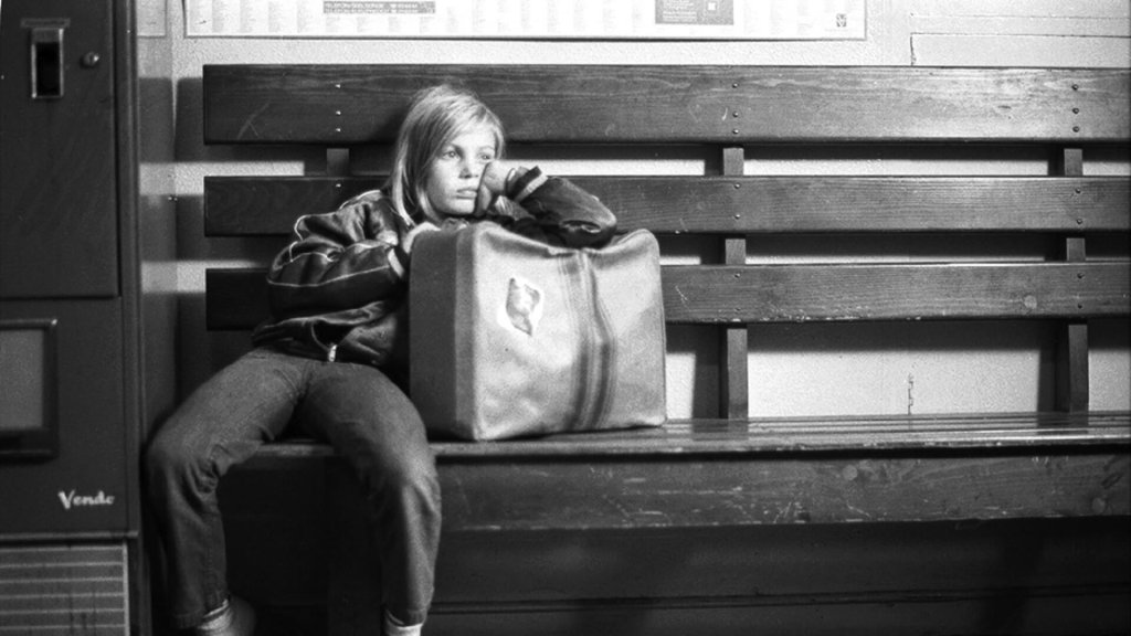 \"Алис в градовете\" (Alice in the Cities, 1974)
Този филм е горчив живописен кадър на света, в който двама различни души се опитват да открият корените си. „Алис в градовете“ е един от най-тихите и въздействащи заглавия на своето време. Част е от тр