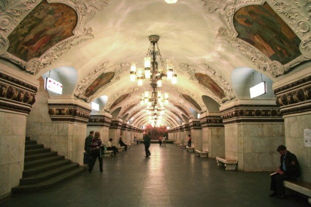 Метростанция "Киевская" е единствената, разположена на Кръговата линия извън административния център на Москва 