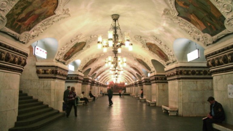 Метростанция "Киевская" е единствената, разположена на Кръговата линия извън административния център на Москва 