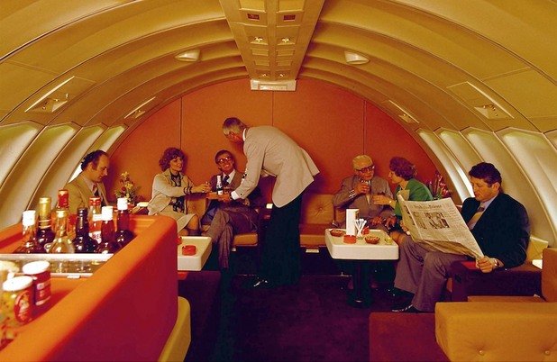 Удобни кресла и маси като в ресторант са част от интериора на големите авиопревозвачи на времето