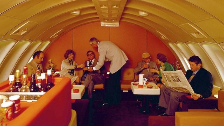 Удобни кресла и маси като в ресторант са част от интериора на големите авиопревозвачи на времето