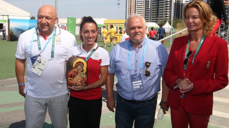 Министър Кралев връчи на Ивет Лалова икона на Света Богородица за късмет и успех на целия ни олимпийски тим, когато, заедно със Стефка Костадинова, посетиха българската делегация ден след церемонията по откриване на Игрите.