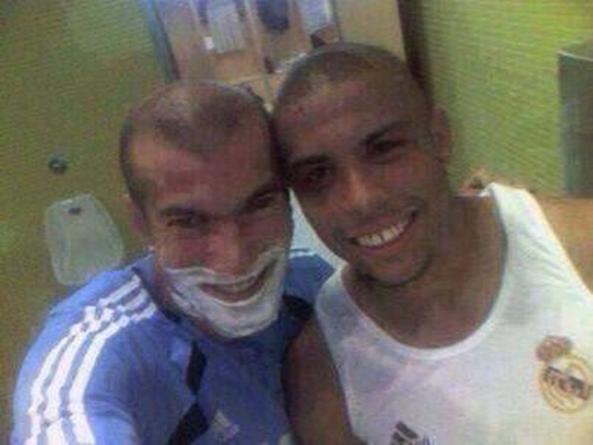 Зидан и Роналдо от времето им в Реал. Двете звезди бяха открили селфито, въпреки че още не знаеха, че се казва така.
