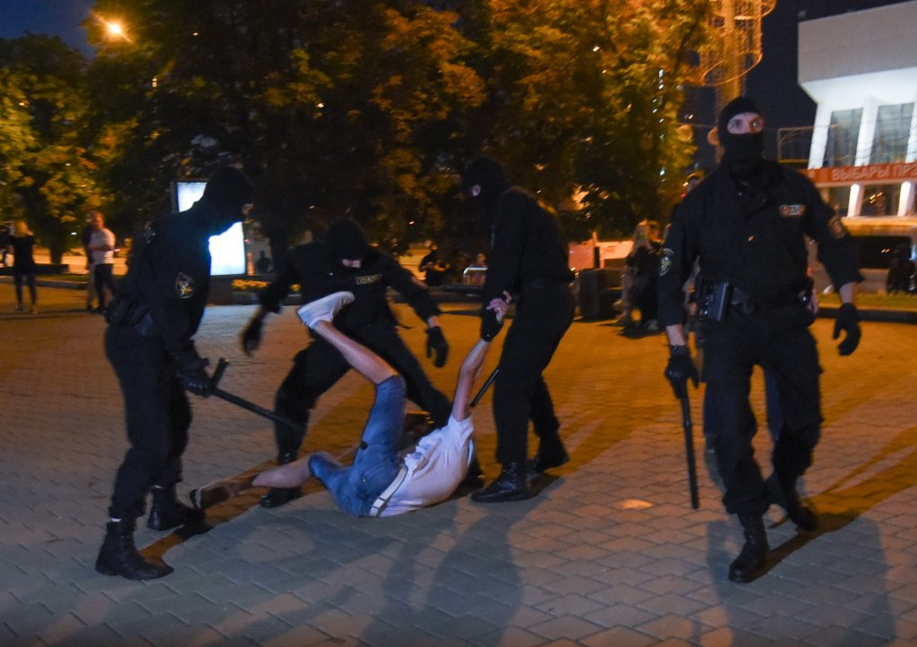 Брутално насилие смачка протеста в Беларус