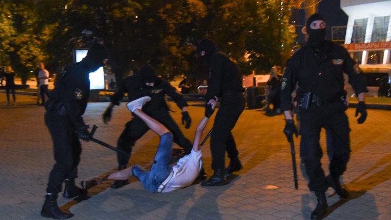 Брутално насилие смачка протеста в Беларус