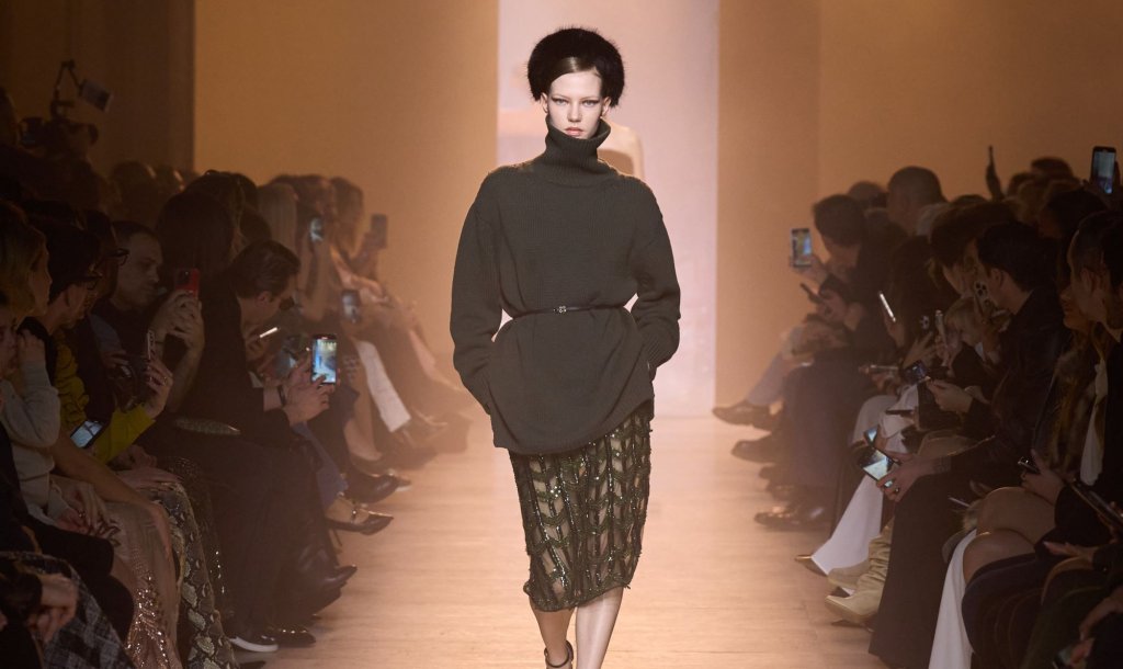 Поли, които правят впечатление

Богато украсената пола тази зима ще бъде истинският господар на модните тенденции. Цветът и блясъкът ѝ не са запазени само за вечерните излизания – полите могат да бъдат декорирани с бродерии, мъниста и пайети, които привличат вниманието. Комбинирани с ежедневни пуловери, те правят визията по-практична и подходяща за деня.