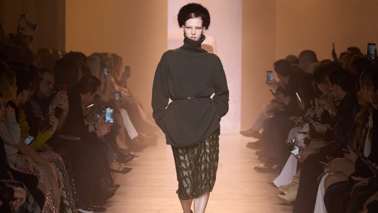 Поли, които правят впечатление

Богато украсената пола тази зима ще бъде истинският господар на модните тенденции. Цветът и блясъкът ѝ не са запазени само за вечерните излизания – полите могат да бъдат декорирани с бродерии, мъниста и пайети, които привличат вниманието. Комбинирани с ежедневни пуловери, те правят визията по-практична и подходяща за деня.