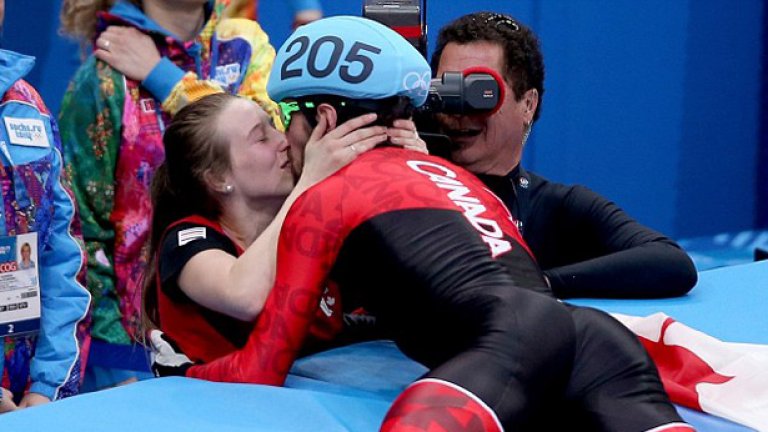 Заслужена награда! Канадецът Чарлс Хамлин получава целувка от любимата, след като спечели 1500-те метра в шорттрека.
