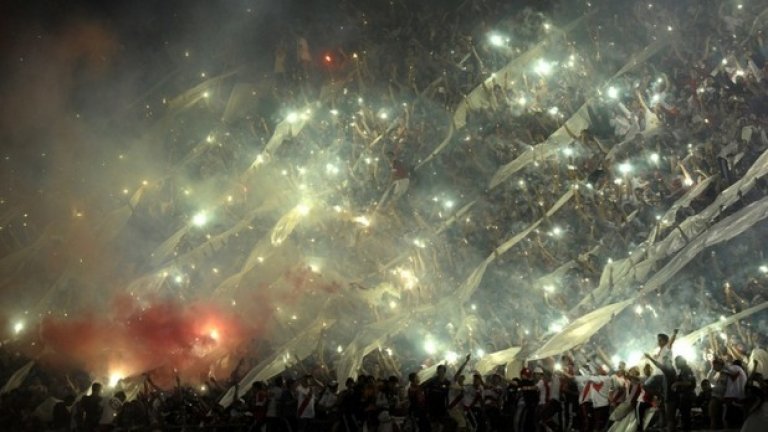 Феновете на аржентинския Ривър Плейт празнуват победата на своя любим отбор на финала за Купа Сюдамерикана на 10-ти декември срещу колумбийския Атлетико Насионал 