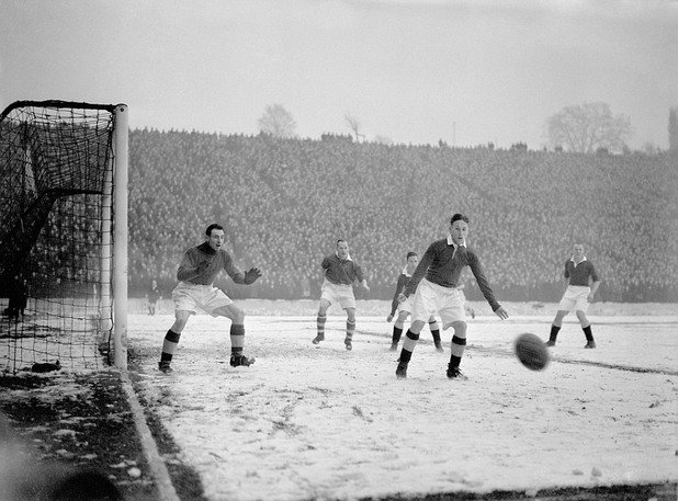 През далечната 1947 г. Челси спечели с 3:2 като гост на Чарлтън в лондонско дерби, температурите бяха далеч под нулата, снегът - дълбок, а трибуните - изпълнени с над 40 000 фенове.