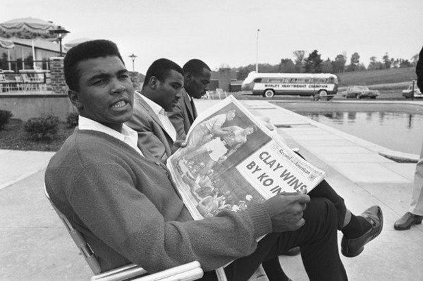 Али е доволен и чете за триумфа си във вестниците на следващия ден.